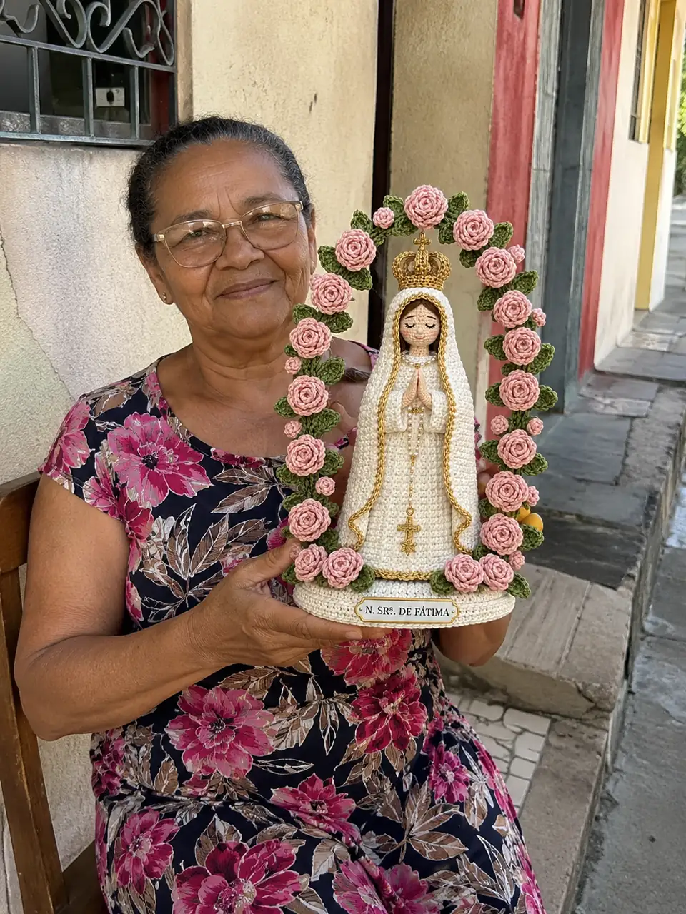 Maria, 65 anos, de São Luís, com santinha de crochê feita após acompanhar as aulas